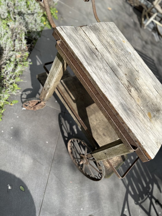 Image 1 of Carrello da giardino rustico antico – Carrello di servizio in legno e ferro battuto con ruote a voluta (circa 1920-40)