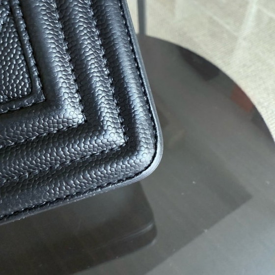 Image 1 of Borsa Chanel Boy Medium - Caviar 25 cm trapuntata con finitura granulata dorata Serie 24