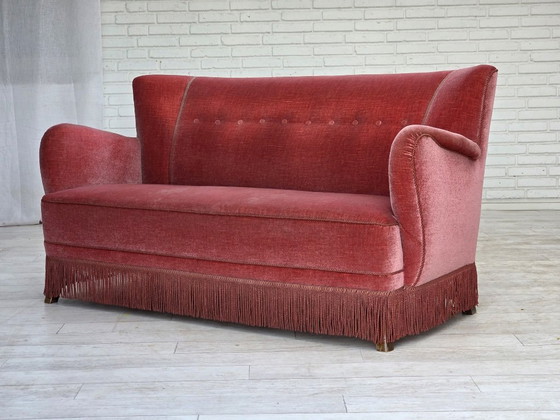 Image 1 of Sofá danés de 2 plazas de la década de 1970, tapizado en terciopelo rosa salmón y madera de roble.