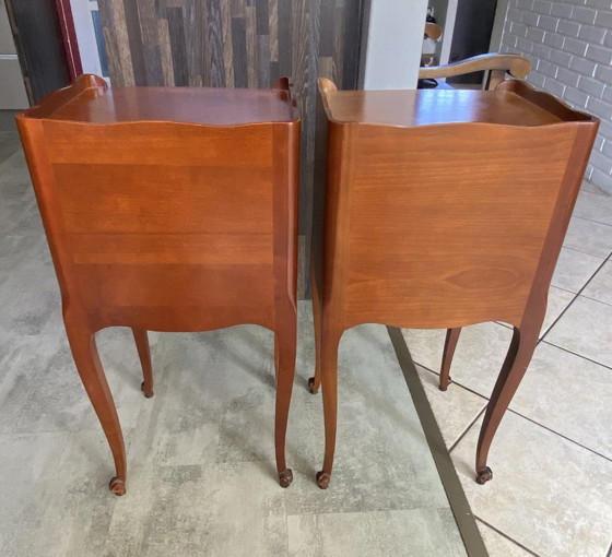 Image 1 of Zwei Nachttische im Stil Louis XV mit Schubladen und einer Nische