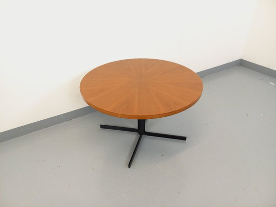 Image 1 of Grande table basse ronde style scandinave vintage modulable en table à manger “monte et baisse”, en teck et métal noir