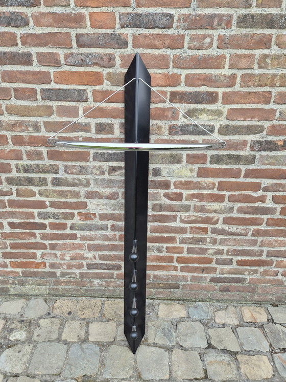 Image 1 of Perchero posmoderno con perchas