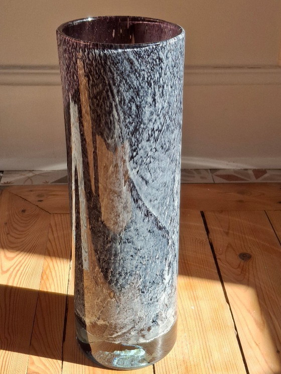 Image 1 of Grote rolvaas van geblazen glas met gespikkelde grijs/paarse camaieu-decoratie