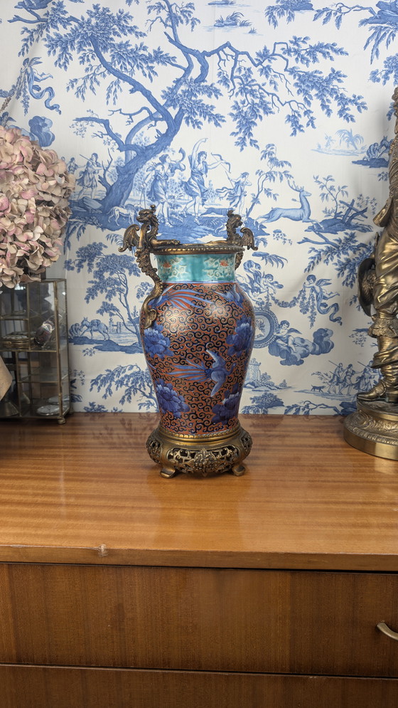 Image 1 of Jarrón balaustre japonés Hichozan Shinpo Porcelana de Arita y bronce Periodo Edo tardío (1830-1850)