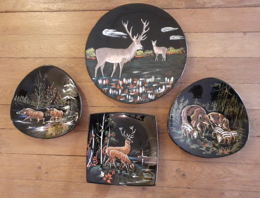 Set aus großer Platte und Wandtellern mit Jagdmotiv Emaux de Longwy