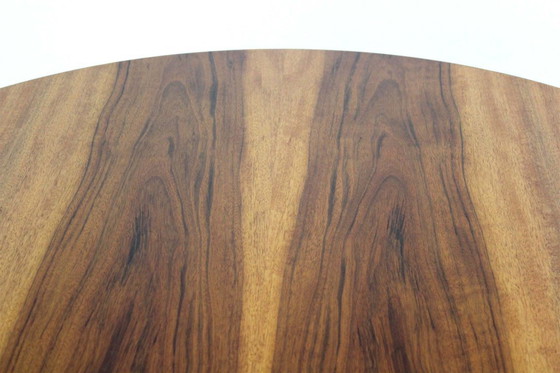 Image 1 of Table de salle à manger ronde tulipe en noyer, style moderne du milieu du siècle, restaurée par Drevotvar, années 1960