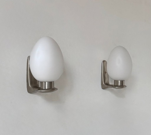 Coppia di applique vintage, metallo cromato e vetro satinato, Francia, 1970