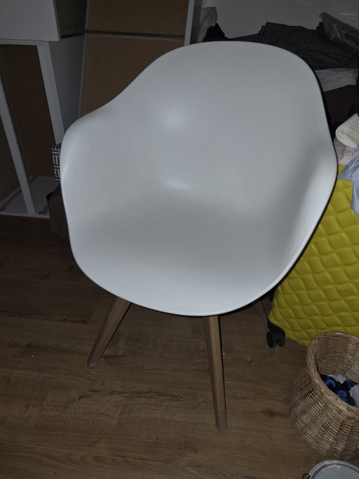 Hauge white dinnertable chair wooden frame