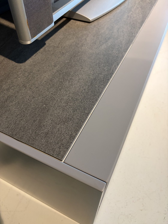 Image 1 of Plataforma de TV mural con estantes de pared