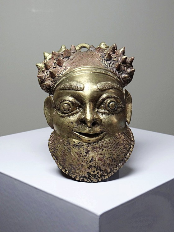 Image 1 of Pequeña máscara Oba de bronce dorado procedente de Bamoun, Camerún, África antigua