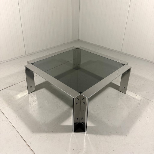 Mesa de centro baja italiana de cromo y cristal ahumado de los años 60.
