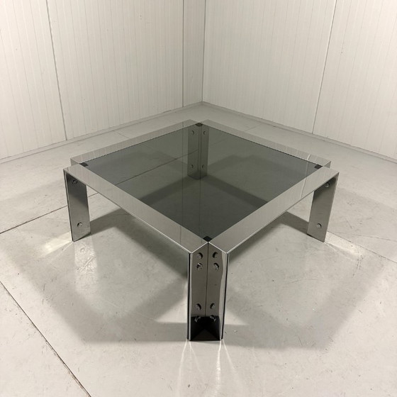 Image 1 of Mesa de centro baja italiana de cromo y cristal ahumado de los años 60.