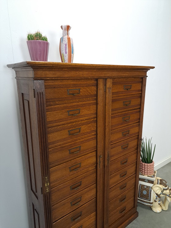 Image 1 of Ancienne commode d'archives en bois