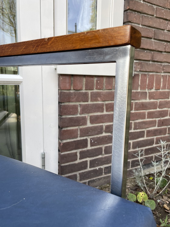 Image 1 of Conjunto de sillas Fröscher KG de mediados de siglo fabricadas en metal precioso, reposabrazos de madera noble y polipiel.