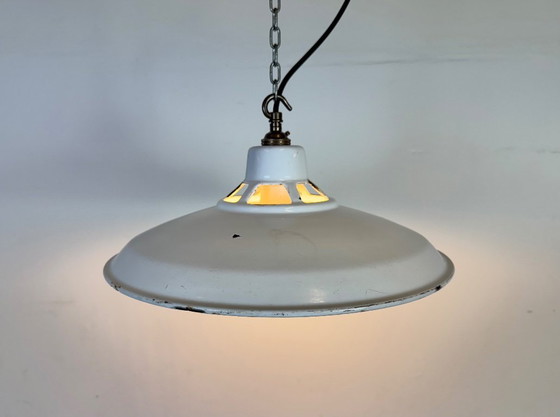 Image 1 of Industriële witte geëmailleerde fabriekshanglamp, jaren 60