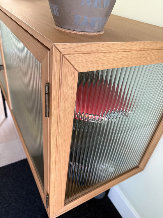 Image 1 of Lage vitrinekast met ribbelglas