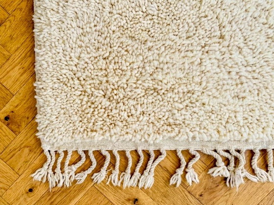 Handgefertigter einfacher Berber-Teppich aus Naturwolle 200/300cm – Teppiche & Läufer, Wool (photo 3 of 7)