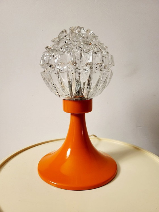 Image 1 of Lampada da tavolo vintage in stile spaziale degli anni '60 con paralume in vetro e base in metallo arancione