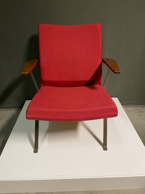 Sillón con tapicería textil roja y reposabrazos de madera, Gelderland, Sillones, Rojo, Mid Century Modern (foto 5 de 6)