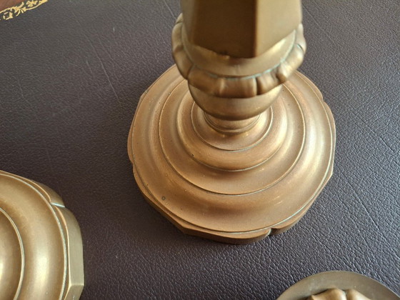 Image 1 of Par de candelabros grandes de latón dorado, siglo XIX