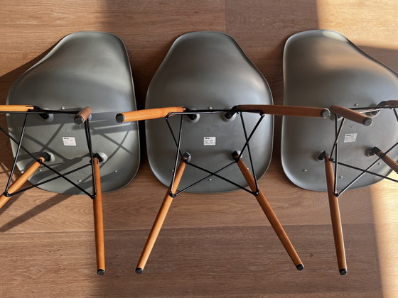 3 Vitra DSW-stoelen – Eetkamerstoelen, Metal, Plastic (photo 14 of 15)