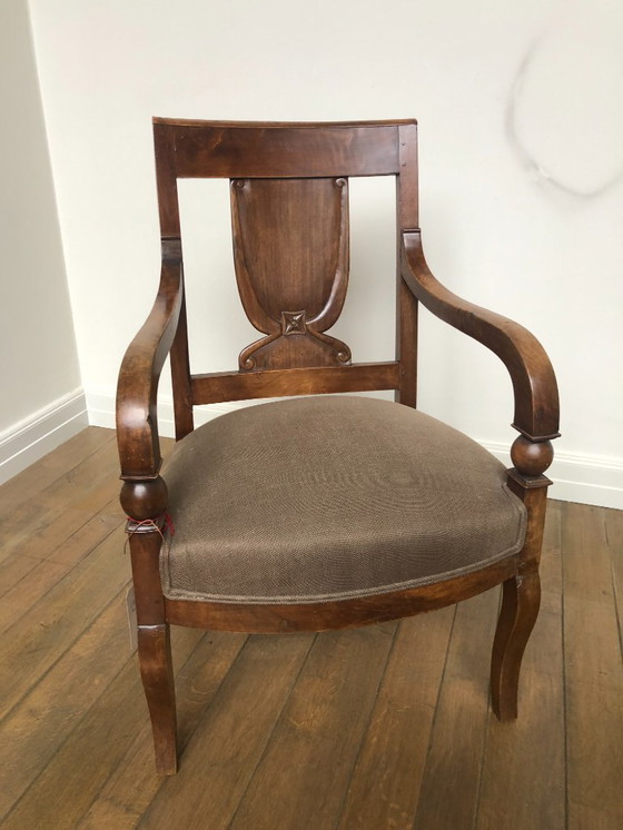 Image 1 of Fauteuil ancien (vers 1820) en bois de noyer avec un nouveau revêtement en lin