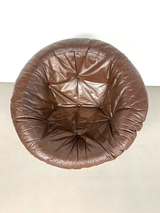 Image 1 of Lounge-Sessel im Space-Age-Stil mit drehbarem Fuß und Lederbezug, 1970er Jahre