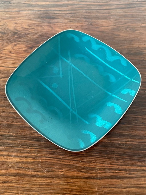 Plato pequeño esmaltado de época procedente de Cathrineholm, Noruega.