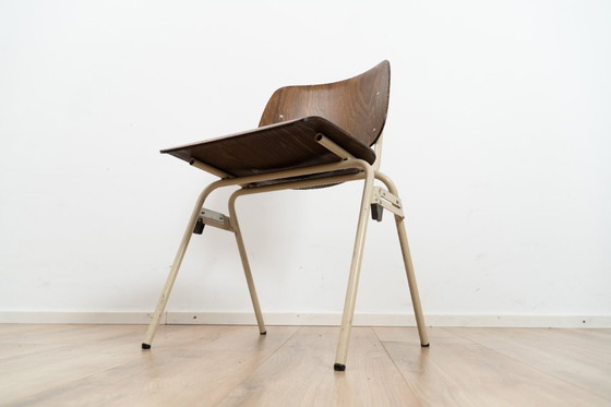 Image 1 of Chaises d'école par Marko