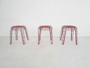 Set aus drei roten Drahthockern