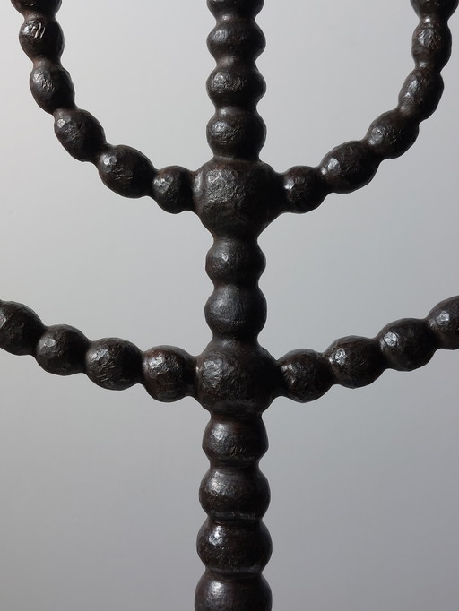 Menorá de metal forjado con cinco brazos