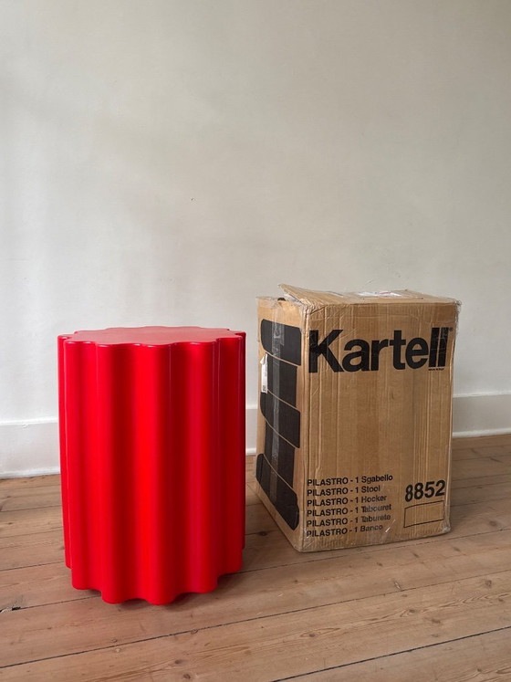 Image 1 of Ettore Sottsass voor Kartell Colonna Kruk (2020) (Golvend) Rood Gegoten Plastic Italiaans Design