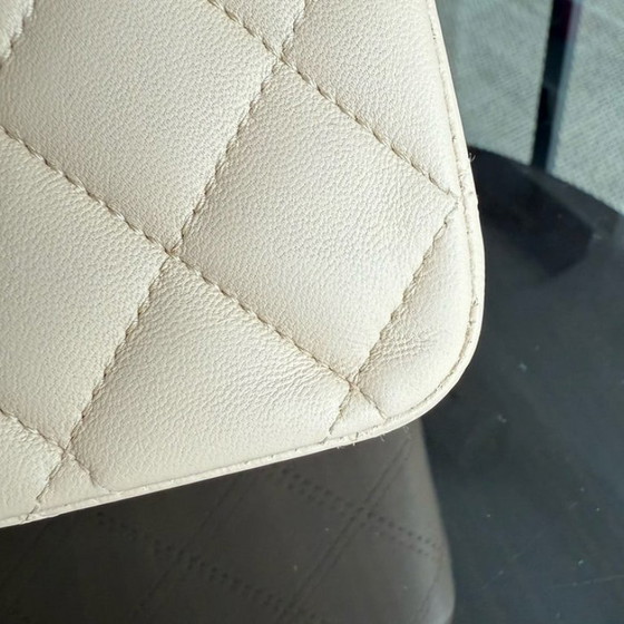 Image 1 of Chanel Classic Flap Medium - 25 cm gewatteerd lamsleer, beige, met gouden details.