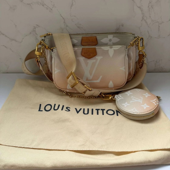 Louis Vuitton pink monogram giant by the pool Multi Pochette Accessoires – Andere Taschen, Leinwand (photo 3 of 17)