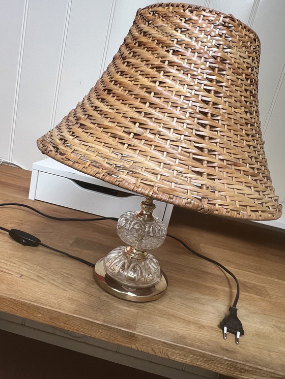 Image 1 of Lampada da tavolo vintage con paralume in rattan e base in vetro - stile boho