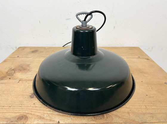 Image 1 of Industriële Franse donkergroene emaille fabriekslamp, jaren 60