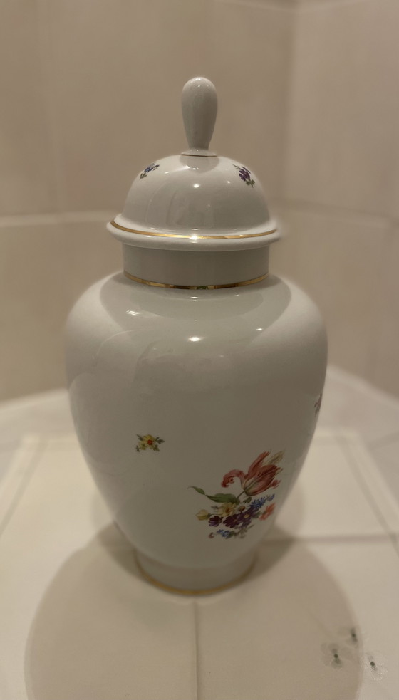 Image 1 of Jarrón alto de porcelana noble con tapa/decoración H 37 cm en blanco de Crown Regent