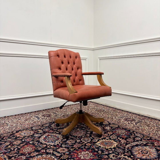 Silla de oficina clásica inglesa color salmón – Sillas de oficina, Wood, Leather (photo 7 of 7)