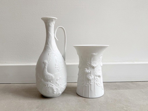 2 Vintage-Vasen aus weißem Biskuitporzellan, Modell AK Kaiser - M. Frey – vazen, Porcelain