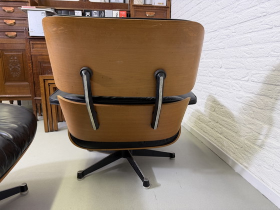 Fauteuil et repose-pieds Herman Miller Eames Contura – Chaises & fauteuils, Leather, Metal, Modern (photo 10 of 11)