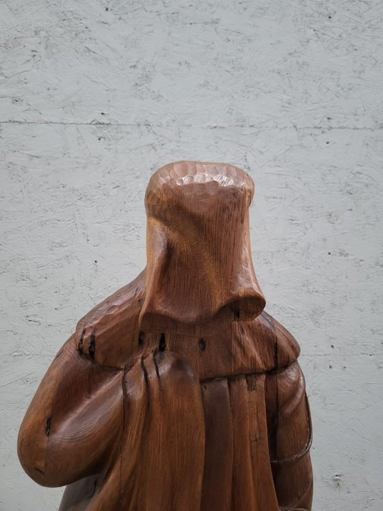 Image 1 of Sculpture en chêne d'un pleureur d'après Claus Sluter, signée R. Van Riet, 92 cm de haut.