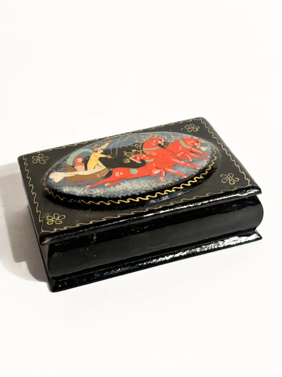Boîte russe Palekh en papier mâché laqué avec Troïka, XXe siècle, Objets déco (photo 2 sur 9)