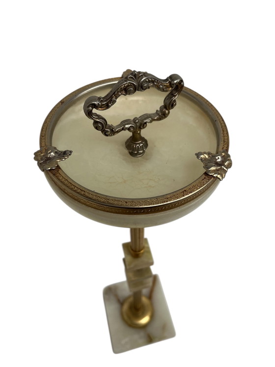 Image 1 of Klassischer Aschenbecher auf Onyxständer – im Hollywood-Regency-Stil