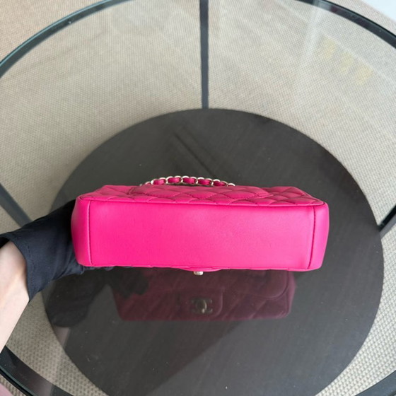 Image 1 of Borsa Chanel Chic Flap Small - 23 cm in pelle di agnello trapuntata rosa acceso con finiture dorate, serie 22