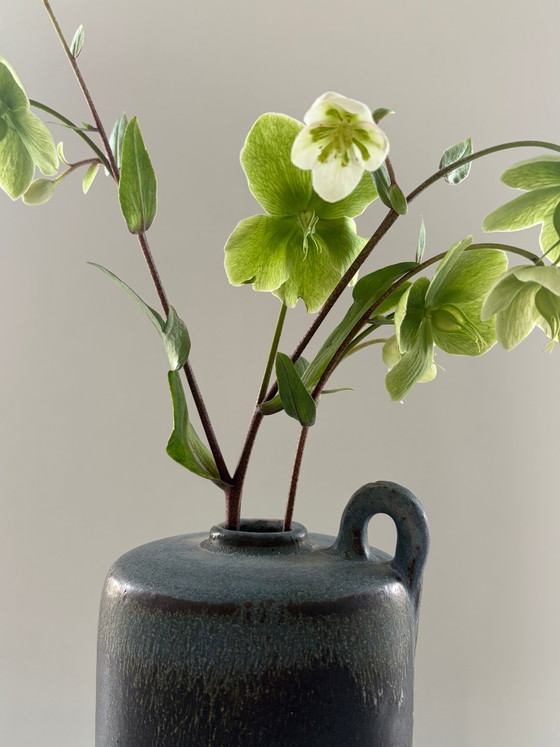 Vintage keramische vaas met handvat – Vazen, Ceramic, Mid Century Modern (photo 2 of 6)