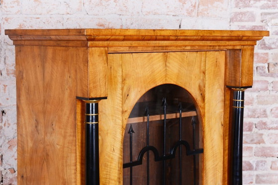 Restored Biedermeier Display Cabinet, Walnut, Glass, 1820s, Austria – Iron (photo 14 of 19)