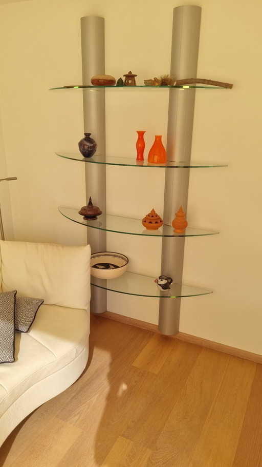 Pensile Matrix con ripiani in vetro.