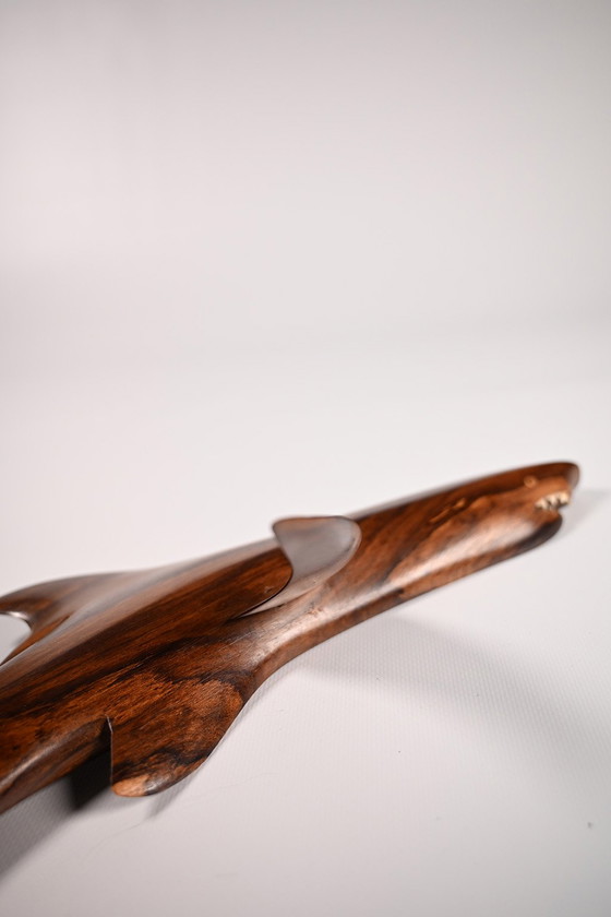 Image 1 of Wandskulptur aus Holz, die einen großen Hai darstellt