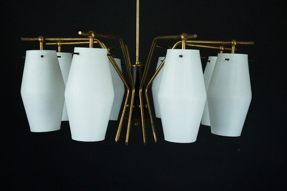 Image 1 of Kroonluchter uit het midden van de vorige eeuw met acht opaalglazen kappen in Stilnovo-stijl. Italië, jaren 50.