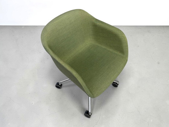 Muuto Fiber Armchair olijfgroen - swivel onderstel op wielen – Fauteuils, Plastic (photo 3 of 6)